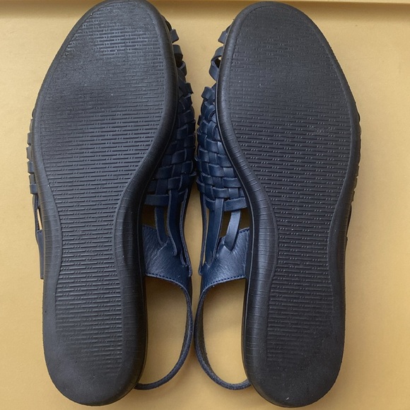 COPY - SOFTSPOTS -Tobago Navy Blue Leather Woven Slingback Huarache Sandals 11WW - Picture 2 of 4